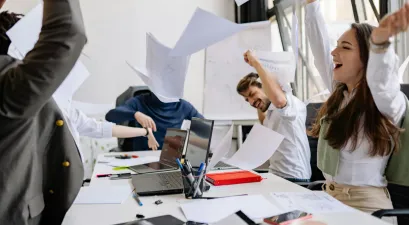 Équipe devant écran